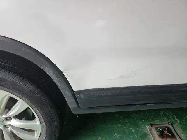 기아 쏘렌토R 뒤도어 화이트 펄 도장으로 깔끔하게 복원